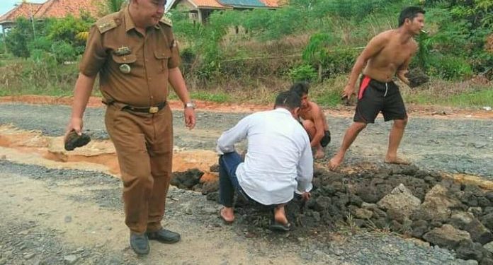 Tanggapi Keluhan Masyarakat, Camat Pagar Dewa Timbun Jalan Rusak