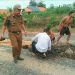 Tanggapi Keluhan Masyarakat, Camat Pagar Dewa Timbun Jalan Rusak