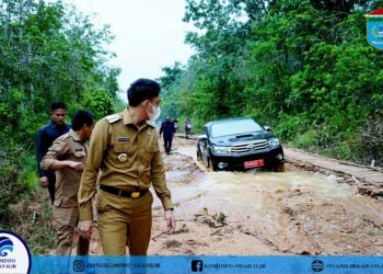 Respon Keluhan Warga, Bupati Panca Langsung Turun Tinjau Jalan Rusak