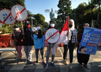 Hari Bumi, Aktivis Lingkungan Gelar Aksi ‘Makan’ Plastik