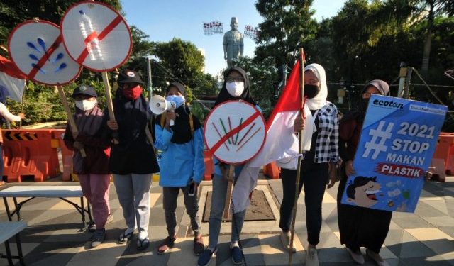 Hari Bumi, Aktivis Lingkungan Gelar Aksi ‘Makan’ Plastik