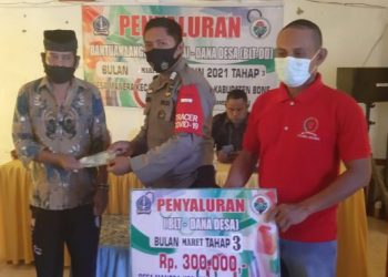 Bhabinkamtibmas amankan Penyaluran bantuan langsung tunai  ( BLT-DD ) di Salomekko.