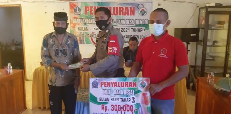 Bhabinkamtibmas amankan Penyaluran bantuan langsung tunai  ( BLT-DD ) di Salomekko.