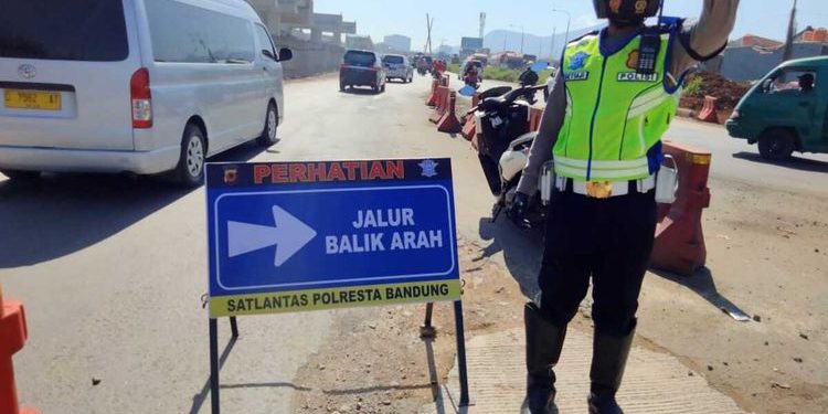 Hari pertama larangan mudik, penumpang bus turun 75 persen