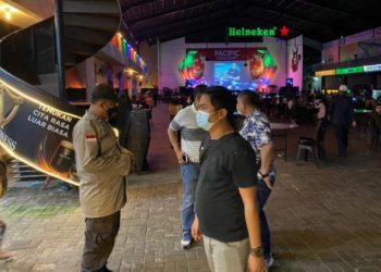 Patroli di Foodcourt Pacific dan Harbourbay, petugas bubarkan aktivitas langgar protokol kesehatan