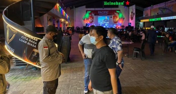 Patroli di Foodcourt Pacific dan Harbourbay, petugas bubarkan aktivitas langgar protokol kesehatan