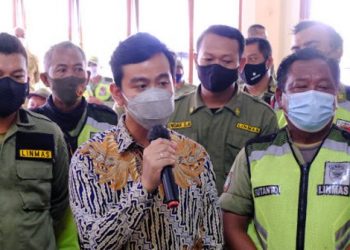 Minta tradisi pungli dihentikan, Gibran janji perhatikan kesejahteraan Linmas