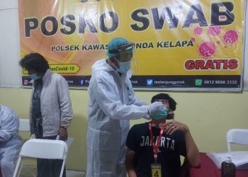 Puluhan Pemudik Muara Angke Jalani Swab Antigen, Hasilnya Non Reaktif