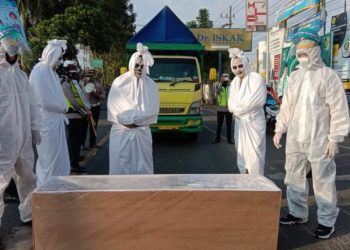 Satlantas Tulungagung kampanye protokol kesehatan kenakan kostum “pocong”
