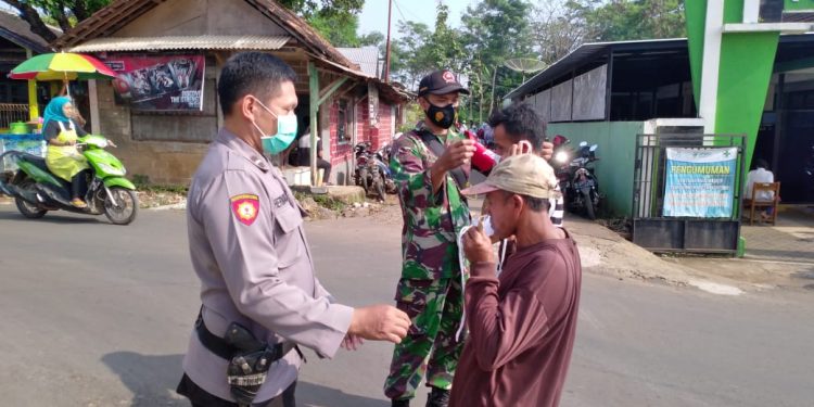 Sukseskan PPKM Mikro, Sinergi TNI Polri Optimalkan Operasi Yustisi dan Bagikan Masker ke Warga
