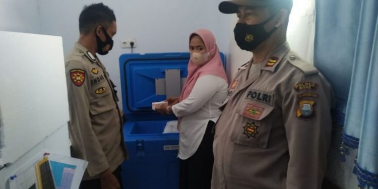 Dengan Menggunakan Ranmor Dinas Polsek Cenrana Vaksi Covid-19 Di Kawal Oleh Personil Polsek Kepuskesmas Kecamatan Cenrana