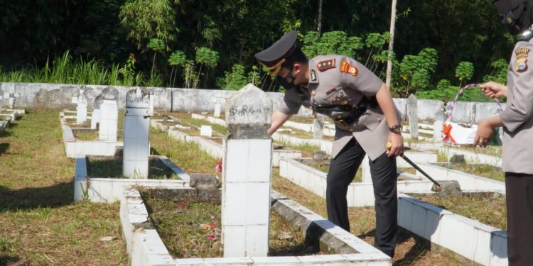 Jelang HUT Bhayangkara, Kapolres Torut Ziarah ke Makam Pahlawan