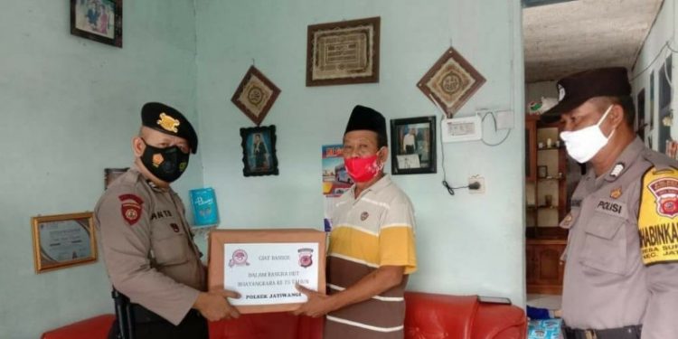 Jelang Peringati Hari Bhayangkara Ke 75, Polsek Jatiwangi Bagikan Paket Sembako Kepada Purnawirawan Polri