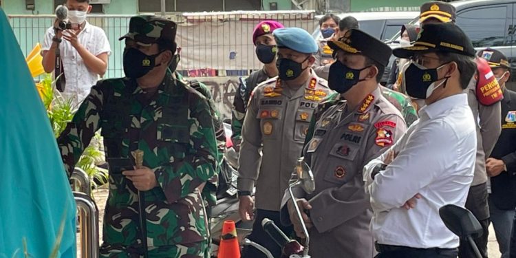 Kapolri dan Panglima TNI Sidak Pos PPKM di Tiga Lokasi DKI