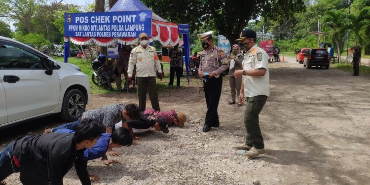 Ratusan Orang Langgar Prokes di Pantai Mutun