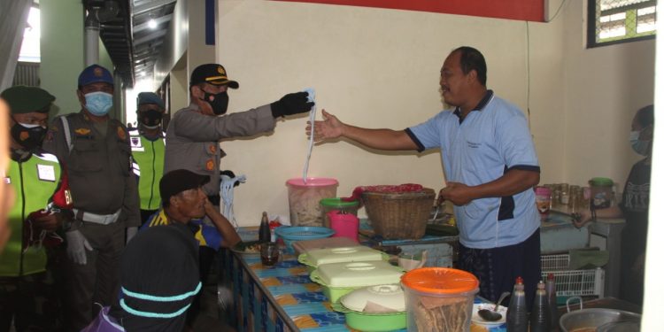 Upaya Cegah Penyebaran Covid-19, Polres Pati Bagi Ribuan Masker