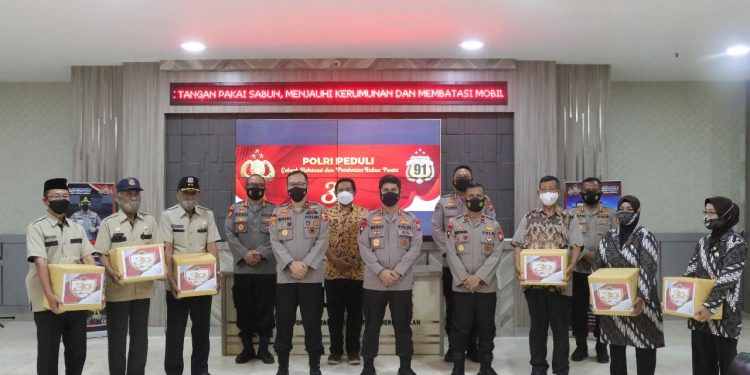 Alumni Akpol 91 Beri Bantuan Paket Sembako ke Purnawirawan dan Warakawuri Polri