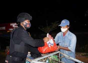 Polda Kalbar Gelar Patroli Skala Besar dan Bagikan 1.000 Paket Sembako kepada Warga Yang Membutuhkan