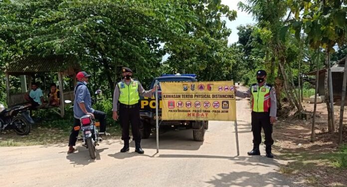 Cegah Penyebaran virus Covid 19, Anggota Polsek Grabagan laksanakan Patroli Physical Distancing