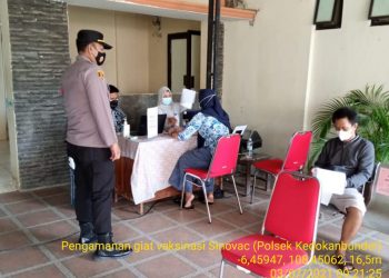 Kapolsek Kedokanbunder Monitoring Kegiatan Gerai Vaksin Presisi UPTD Puskesmas