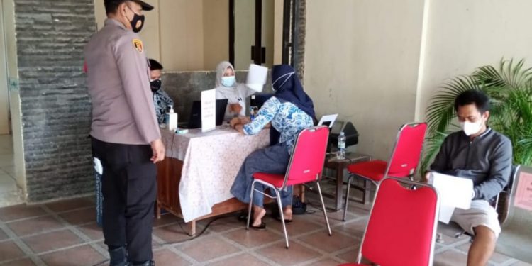 Kapolsek Kedokanbunder Monitoring Kegiatan Gerai Vaksin Presisi UPTD Puskesmas