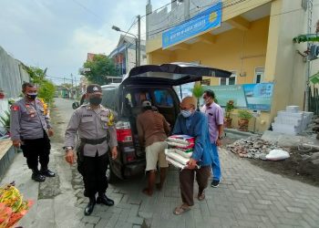 Kapolsek Kenjeran Pimpin Pembagian Sembako Untuk Warga Jalan Kedinding Lor