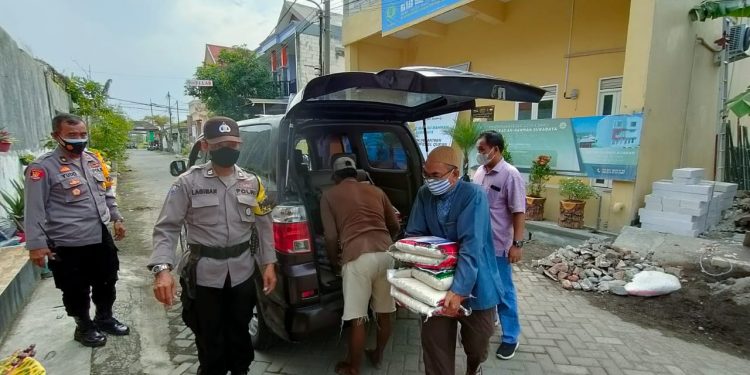 Kapolsek Kenjeran Pimpin Pembagian Sembako Untuk Warga Jalan Kedinding Lor