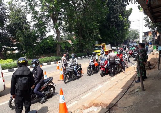 Petugas TNI-Polri Jaga Ketat Pos Penyekatan Lenteng Agung Jakarta Selatan