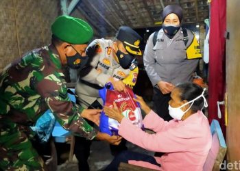 Secara Humanis, TNI-Polri Distribusikan Bantuan Sembako ke Warga Jatim Terdampak Pandemi