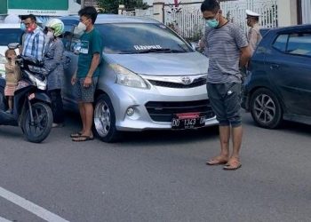Polisi Hentikan Pengendara , Minta Hening Cipta untuk Relawan Covid