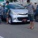 Polisi Hentikan Pengendara , Minta Hening Cipta untuk Relawan Covid