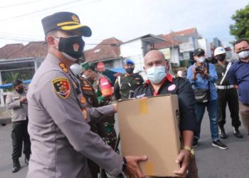 Polri Bersama Forkopimda Kab. Garut Berikan Bansos Peduli Covid-19 Kepada Warga PKL Terdampak PPKM Darurat