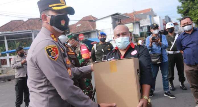 Polri Bersama Forkopimda Kab. Garut Berikan Bansos Peduli Covid-19 Kepada Warga PKL Terdampak PPKM Darurat