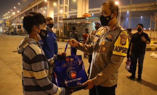 Sambil Bagikan Sembako, Polisi Tertibkan Warga yang Masih Bekerja di Malam Hari dengan Santuy