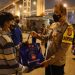 Sambil Bagikan Sembako, Polisi Tertibkan Warga yang Masih Bekerja di Malam Hari dengan Santuy