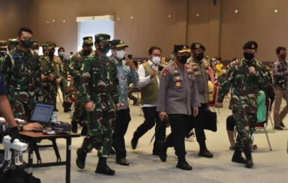TNI-Polri Tambah Lagi Ratusan Nakes untuk Akselerasi Vaksinasi