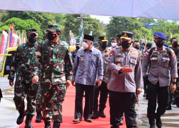 Kapolri-Panglima Tinjau Vaksinasi di Kaltim