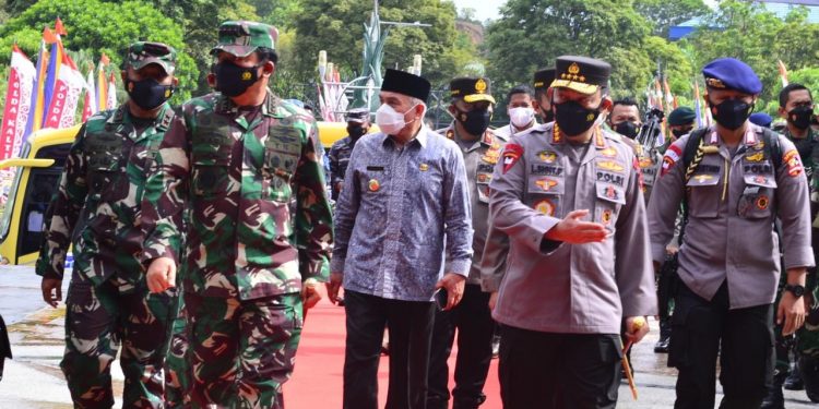 Kapolri-Panglima Tinjau Vaksinasi di Kaltim