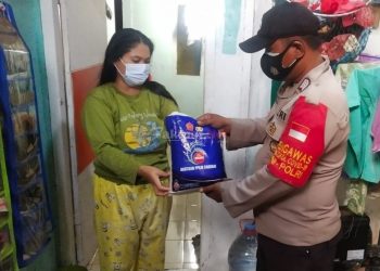 Polri Peduli, Polres Kep Seribu Sambangi dan Bagikan Beras kepada 118 KK Terdampak Covid-19
