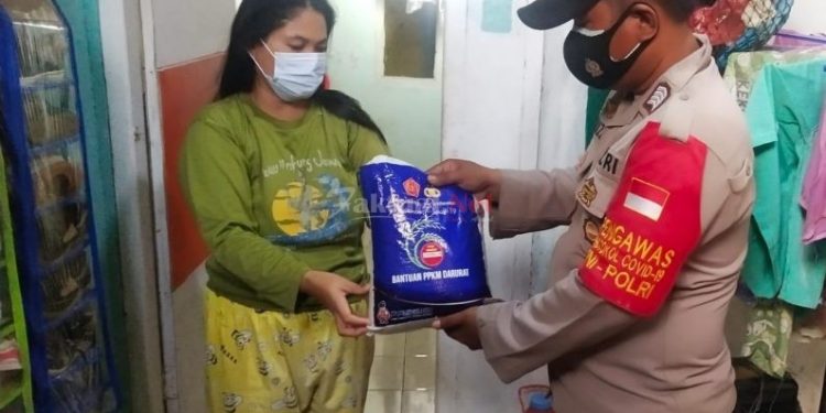 Polri Peduli, Polres Kep Seribu Sambangi dan Bagikan Beras kepada 118 KK Terdampak Covid-19
