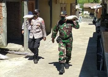 Babinsa Sukapura Probolinggo Salurkan Bansos Kepada Warga Terdampak Covid 19