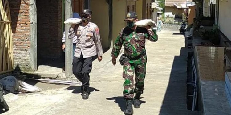 Babinsa Sukapura Probolinggo Salurkan Bansos Kepada Warga Terdampak Covid 19