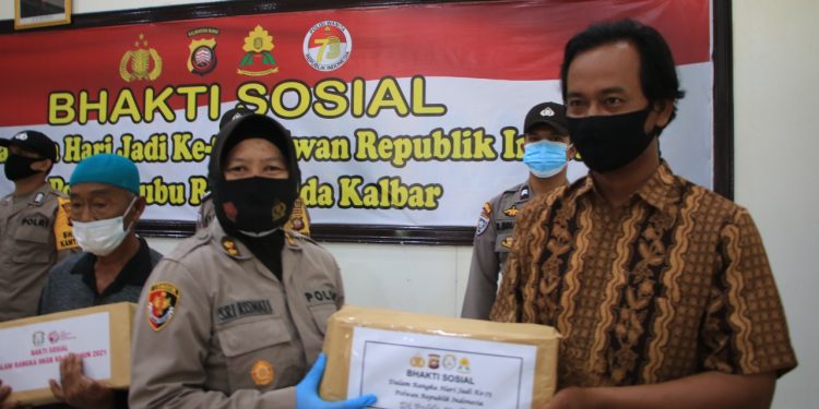 Bakti Sosial Polwan Polda Kalbar dan Bhayangkari Daerah Kalbar