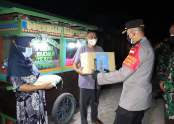 Bukan Hanya Menerapkan Prokes, Polisi Juga Bagi Sembako