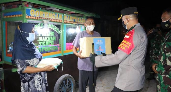 Bukan Hanya Menerapkan Prokes, Polisi Juga Bagi Sembako