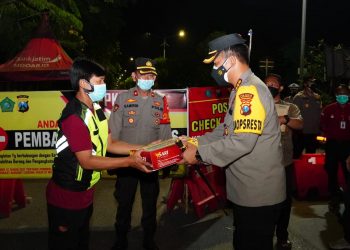 Kapolresta Sidoarjo Blusukan Kampung Salurkan Bansos