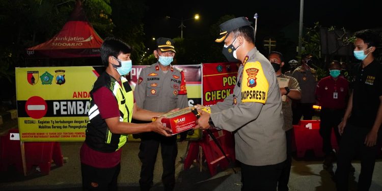 Kapolresta Sidoarjo Blusukan Kampung Salurkan Bansos