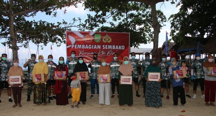 Kapolresta Barelang Bersama Forkopimda Bagikan Sembako Untuk Masyarakat Pantai Nongsa