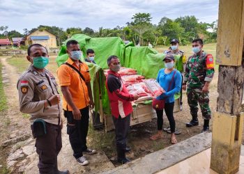 Penyaluran Bansos Covid-19 di Kecamatan Siding Dikawal Polri-TNI