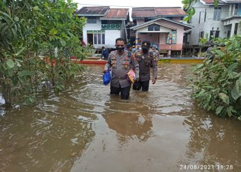 PENYERAHAN BANSOS KEPADA MASYARAKAT YANG TERDAMPAK BANJIR DIWILAYAH HUKUM POLRES KAPUAS HULU.